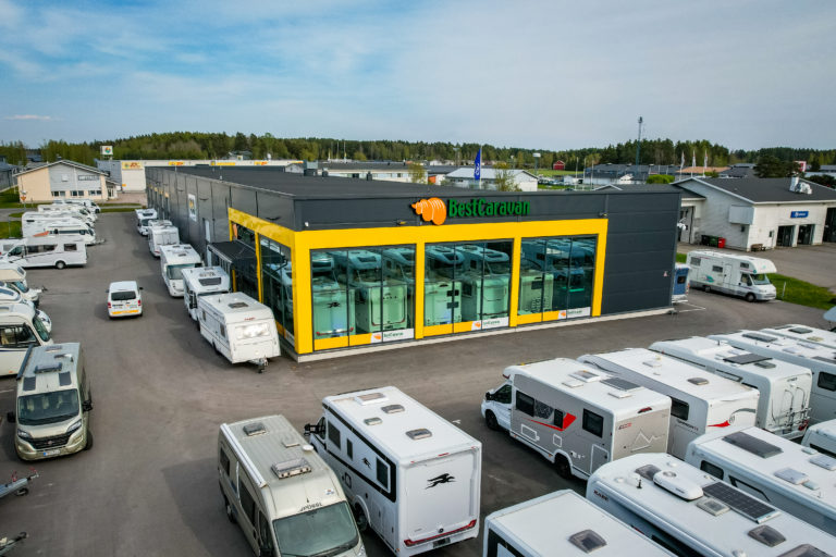 best caravan kaarinan toimitilat ulkoa kuvattuna