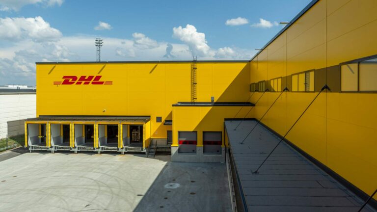 PetterSteel toteutti DHL:n uuden logistiikkakeskuksen rakennuspellitykset: ulkokuva